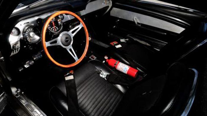 Η Ford Mustang διαθέτει κι ένα button του υποτιθέμενου nitro κιτ, αλλά φυσικά είναι μια απίθανη σκηνοθετική παρέμβαση. 

